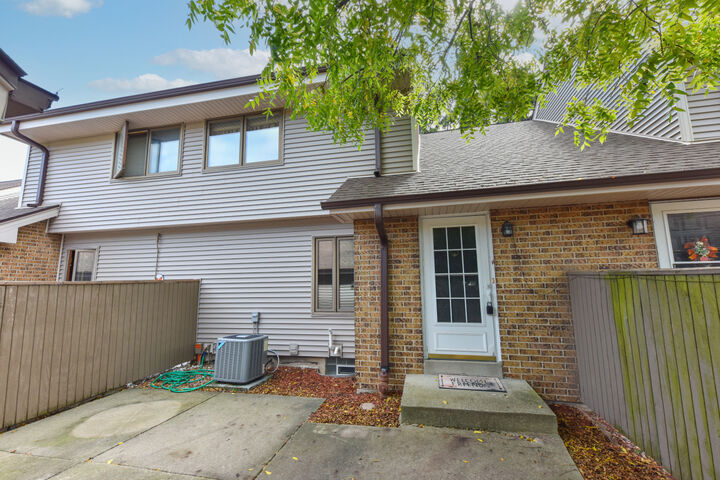 4876 S 19th St  Milwaukee WI 53221 photo