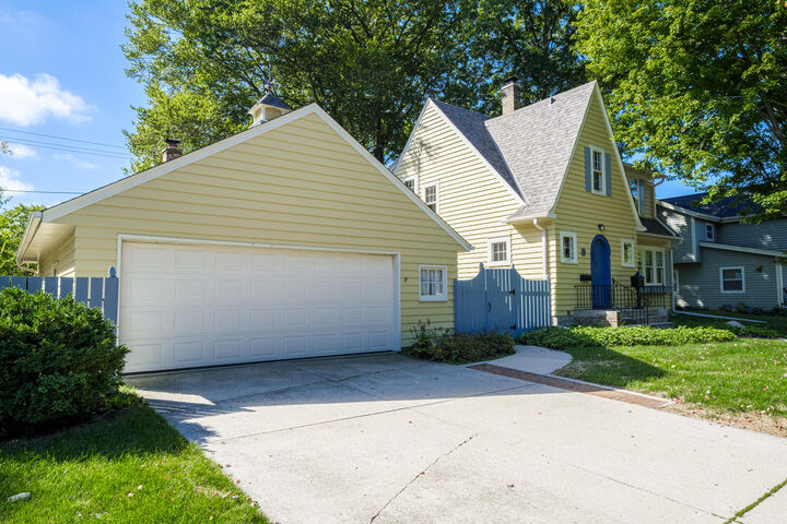 Property Photo:  517 Park Ave  WI 53172 