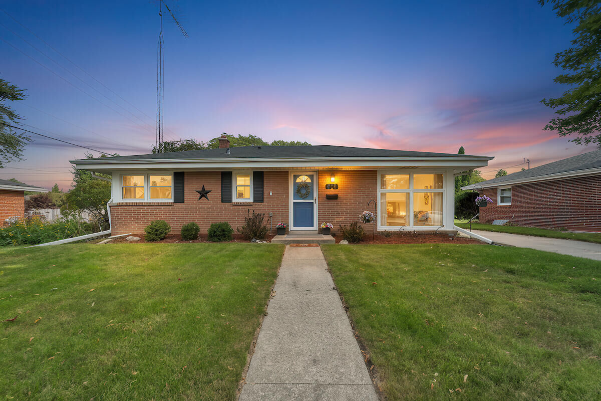Property Photo:  1114 Shorecrest Dr  WI 53402 