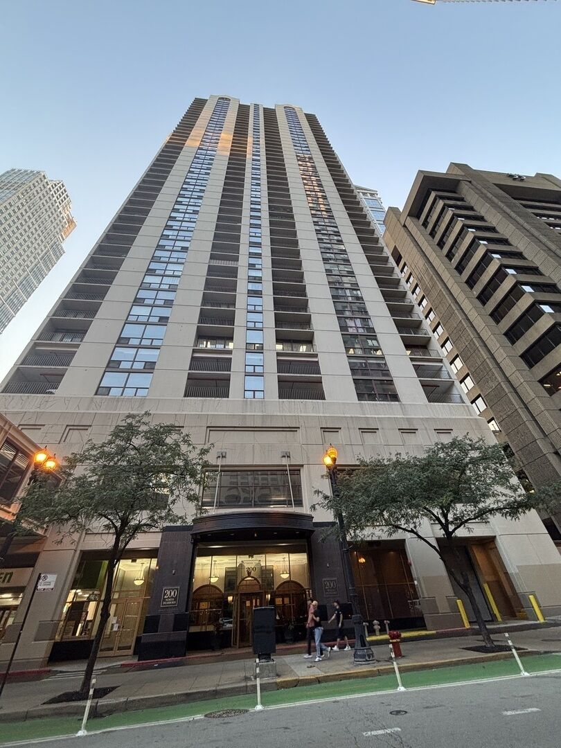 Property Photo:  200 N Dearborn Street 3203  IL 60601 
