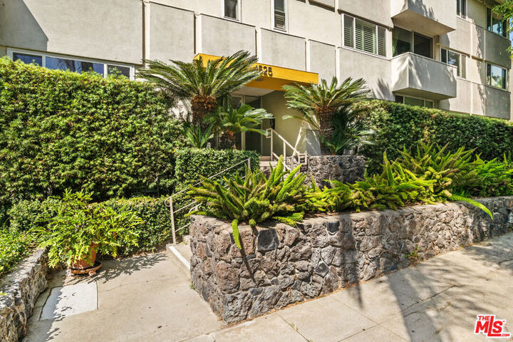 Property Photo:  1525 N Hayworth Avenue 302  CA 90046 