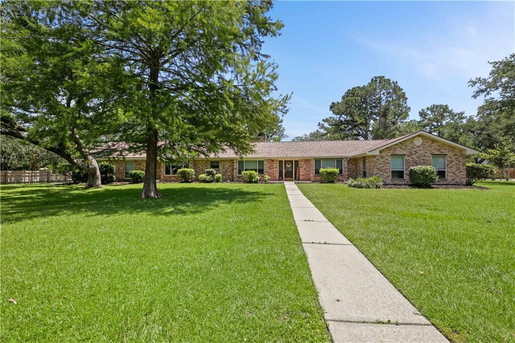 Property Photo: 128 Rue Charlemagne Drive LA 70461