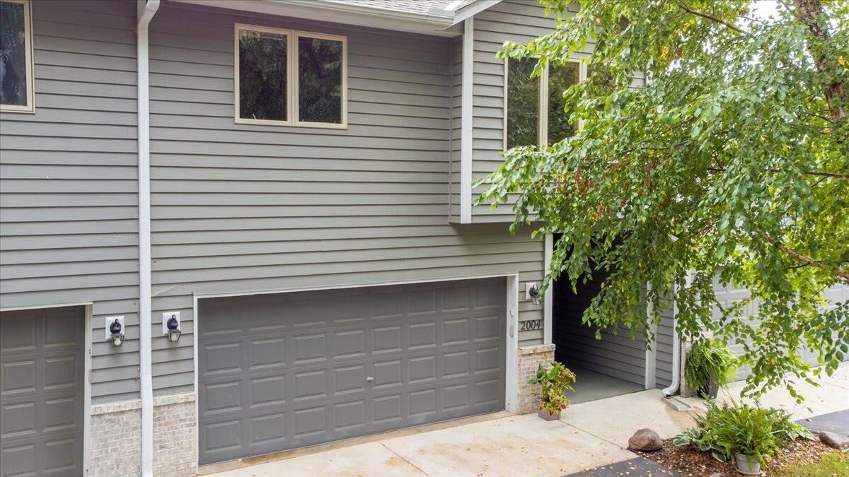 Property Photo:  2004 Lincoln Street S  MN 55057 