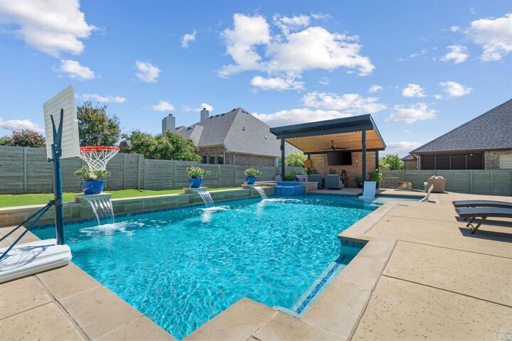 Property Photo: 610 Sunflower Avenue TX 76226