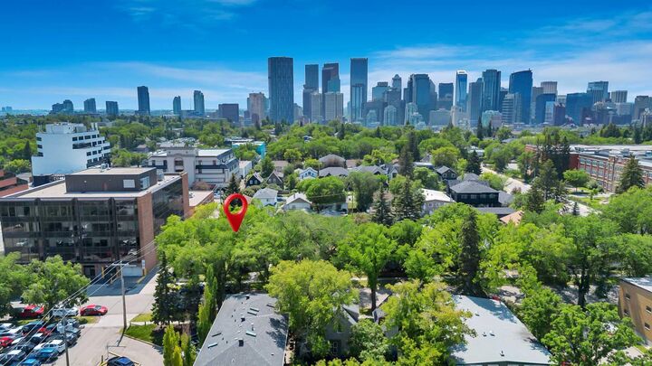 Property Photo:  111 11 Avenue NW  AB T2M 0B7 