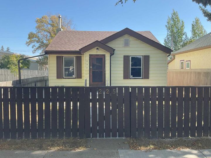 Photo de la propriété:  225 15 Street N  AB T1H 2X5 