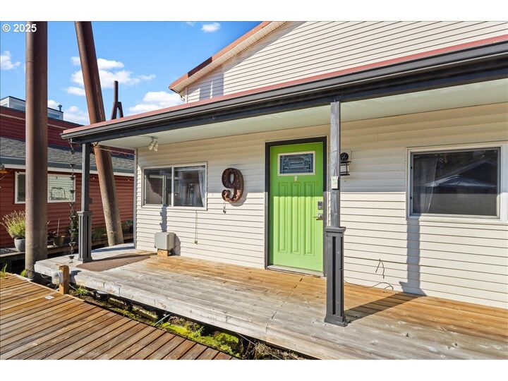 Property Photo: 205 N Bridgeton Rd 09W OR 97217