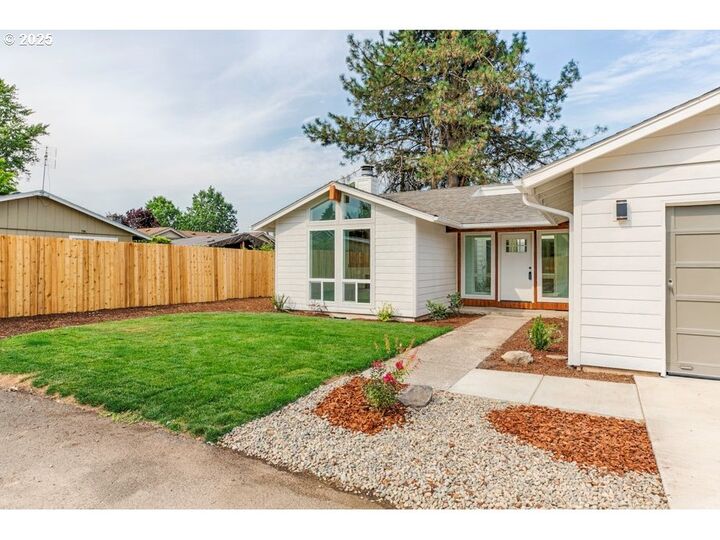 Property Photo: 4510 Swallow Ct NE OR 97301