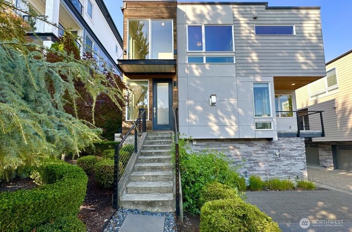 Property Photo:  212  4th Avenue 1  WA 98033 