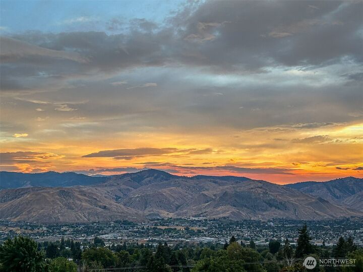 Property Photo: 1810 9th Street NE WA 98802
