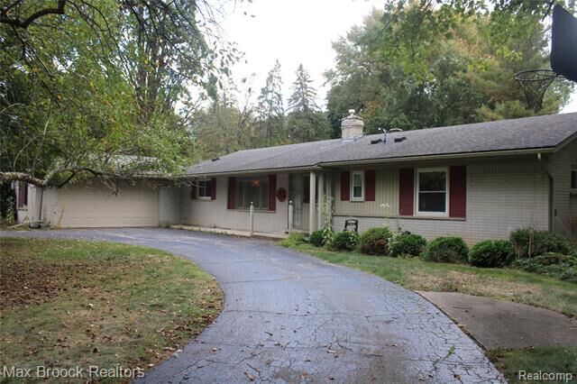 Property Photo:  423 Dalebrook Lane  MI 48301