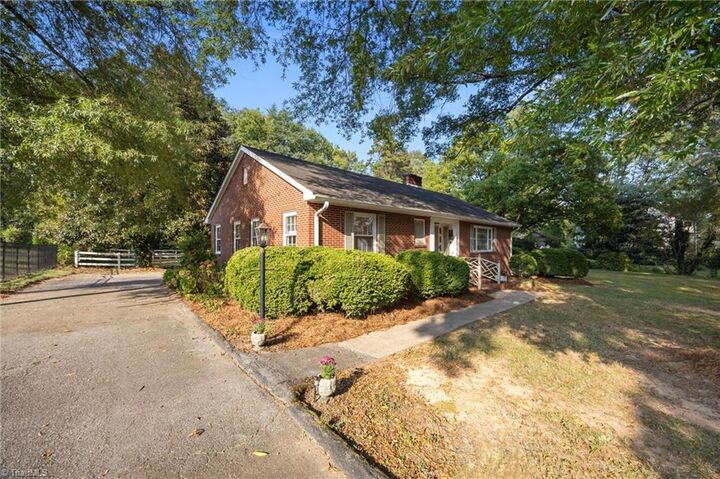 Property Photo: 502 W Hunter Street NC 27025