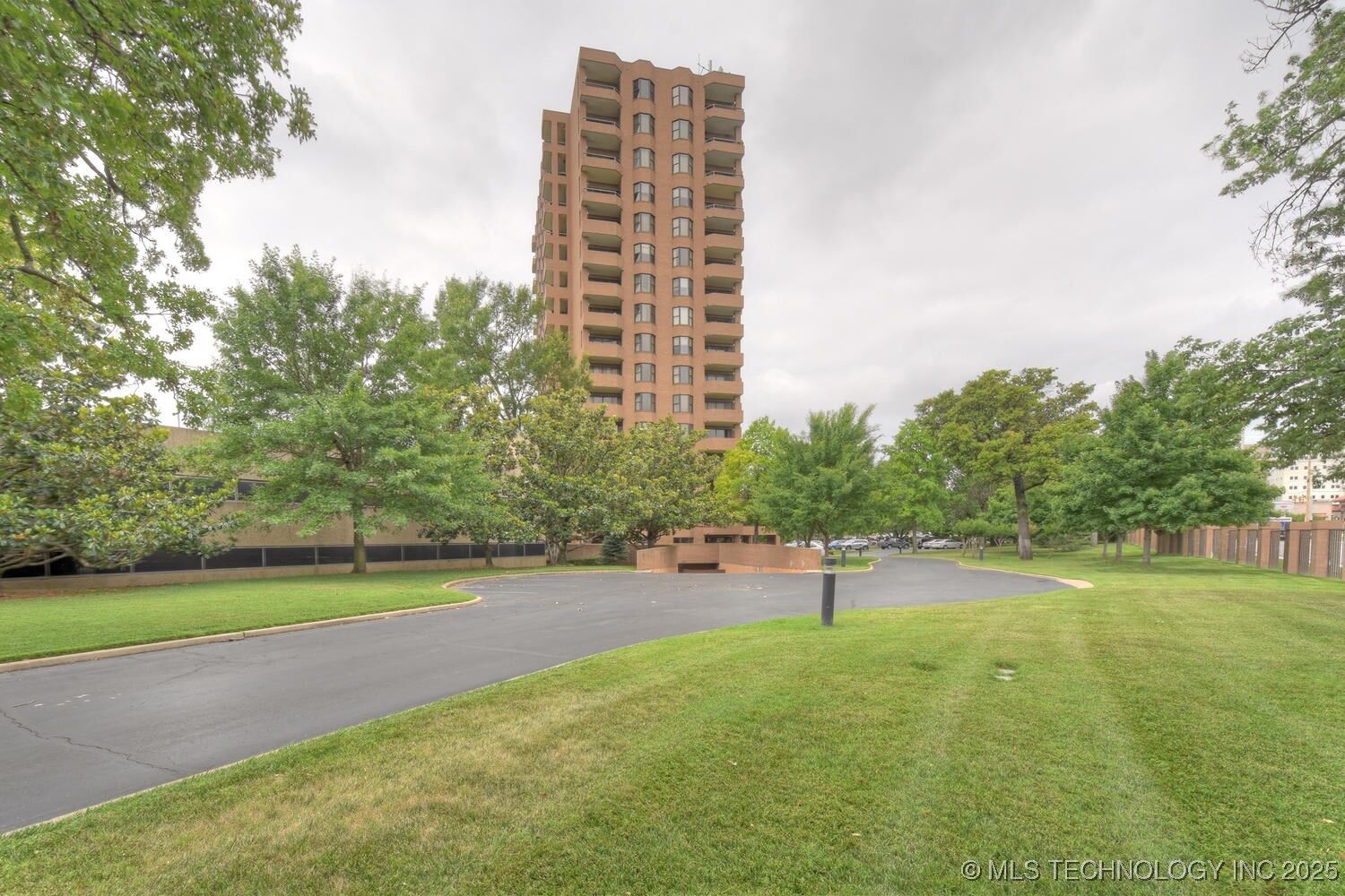 Property Photo: 2121 S Yorktown Avenue 401 OK 74114
