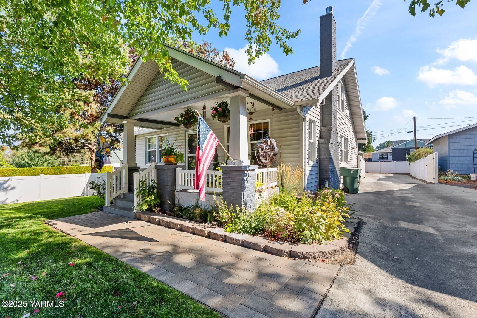 Property Photo:  115 N 30th Ave  WA 98902 