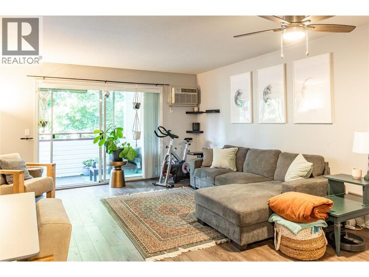 Photo de la propriété: 240 Hollywood Road North 304 BC V1X 6Y9