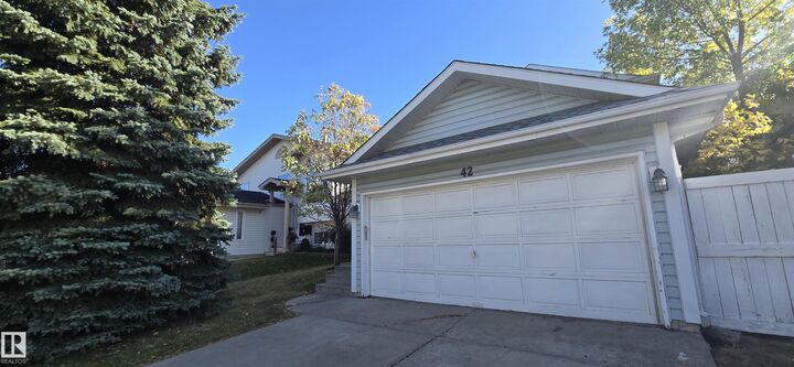 Property Photo:  42 Blueberry Crescent  AB T8H 1P6 