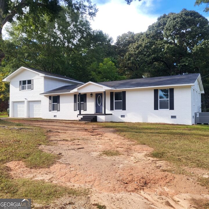 Property Photo: 202 Pineview Circle AL 36854