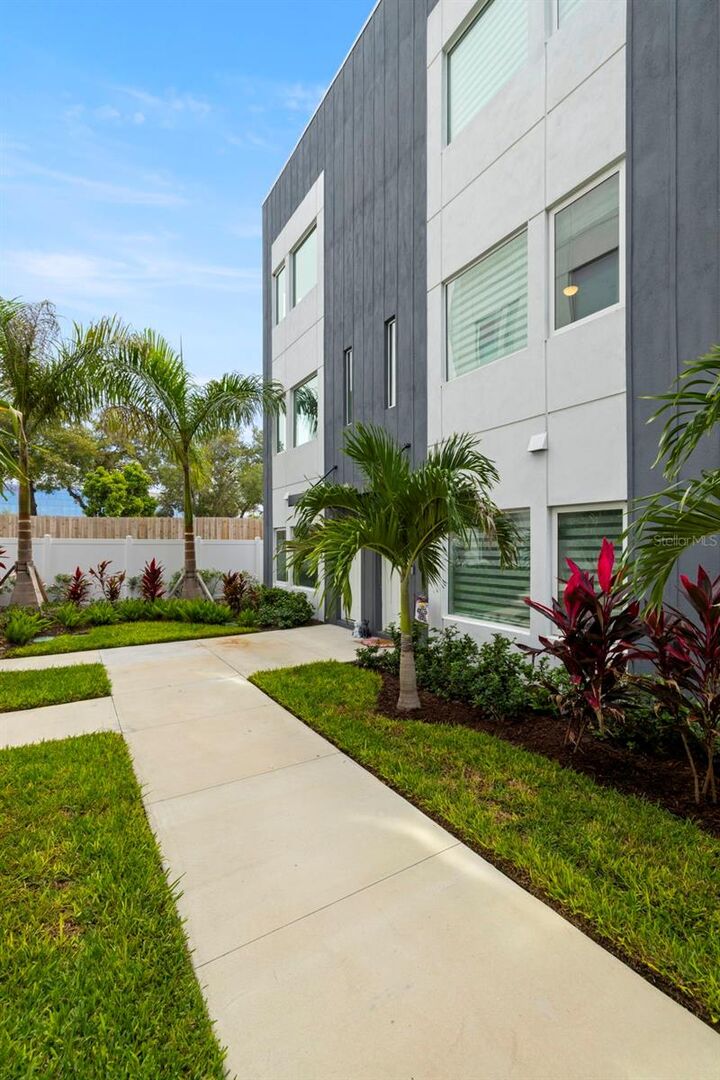Property Photo:  865 6 Avenue S 17  FL 33701 