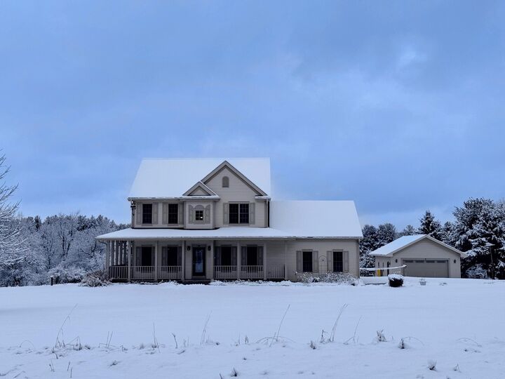 Property Photo:  2080 St Patrick Cir  WI 53027 