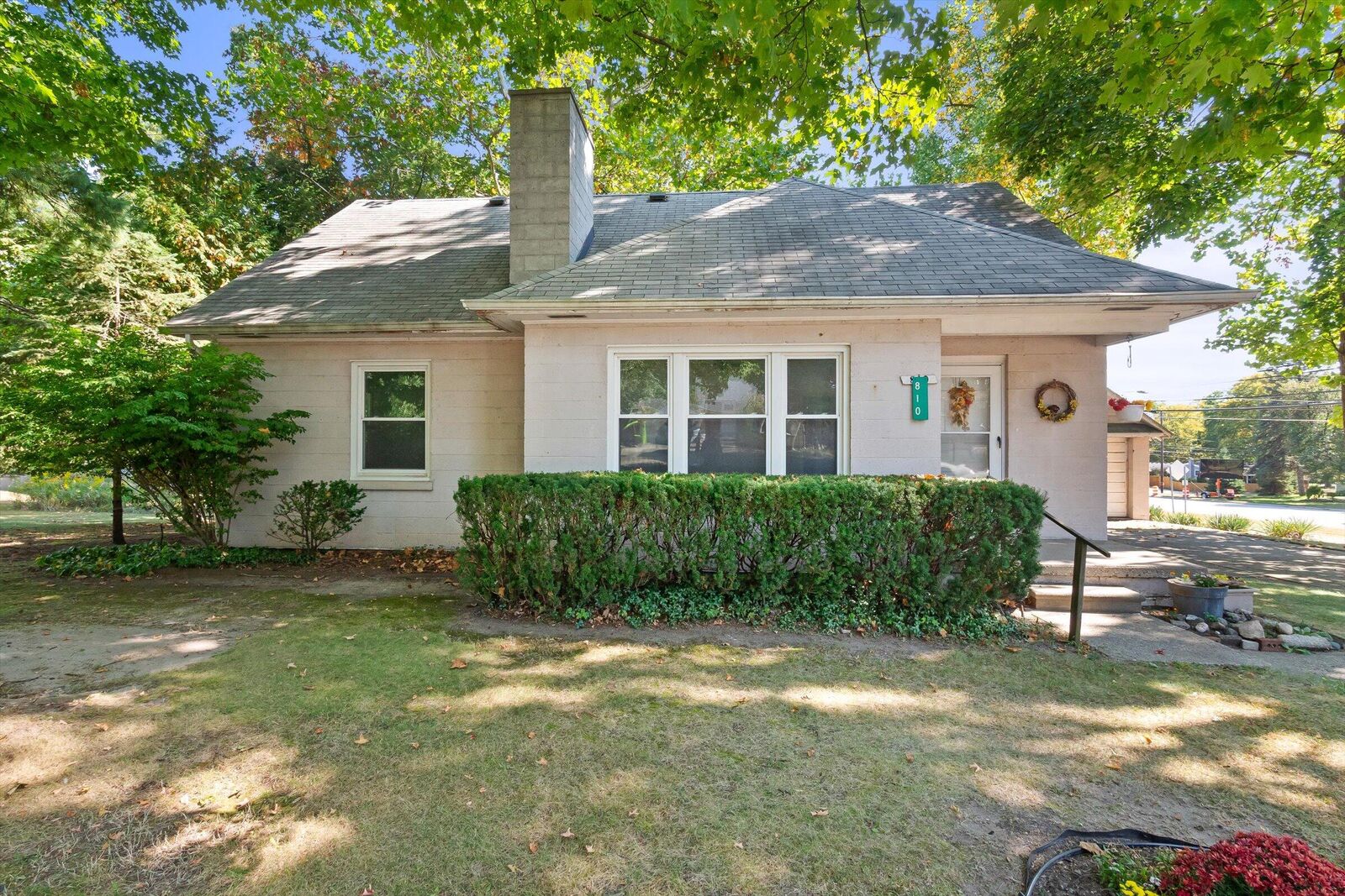Property Photo:  810 Horton Street  MI 48167 