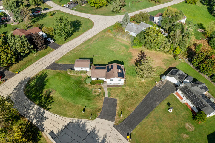 Property Photo: 215 Tollview Court IL 60136