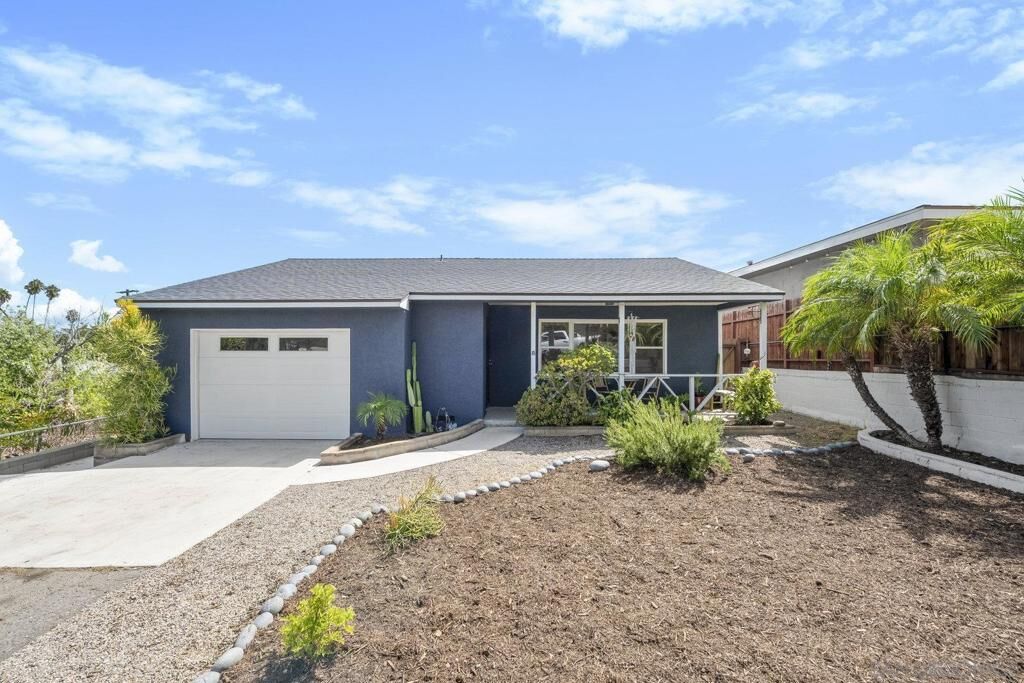 Property Photo:  819 W 7th Ave  CA 92025