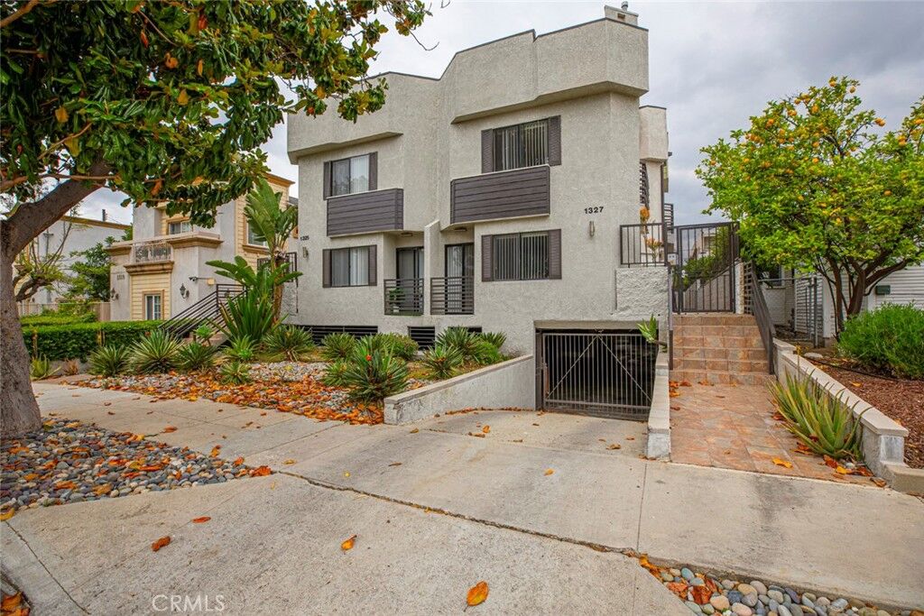 Property Photo:  1327 Barrington Way 2  CA 91206 