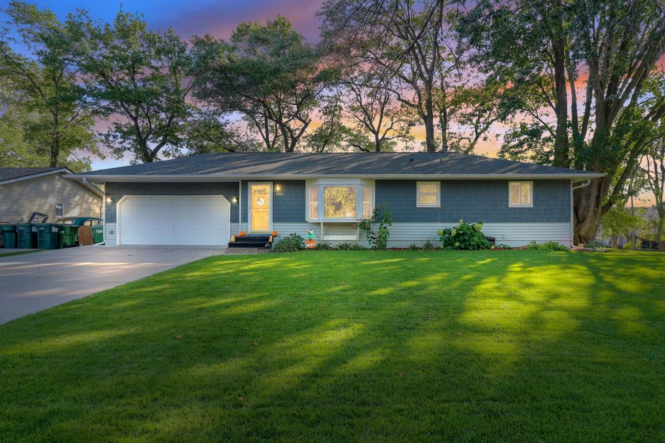 Property Photo:  1000 Oak Ridge Point NE  MN 55434 