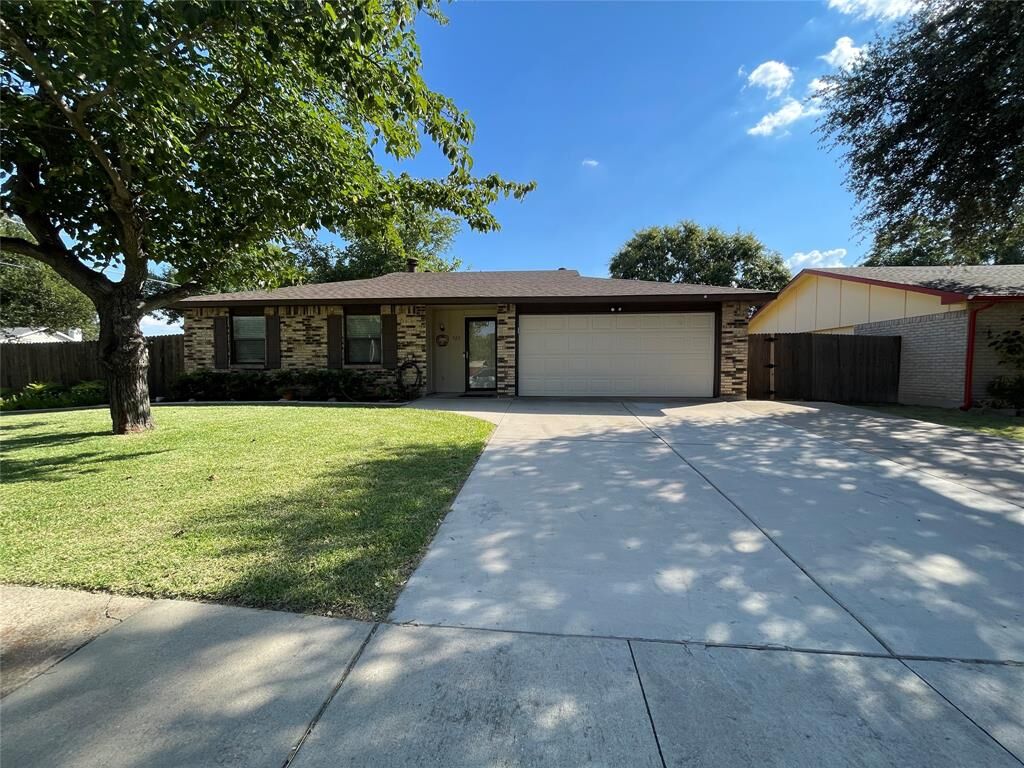 Property Photo:  725 Parkvale Lane  TX 75052 