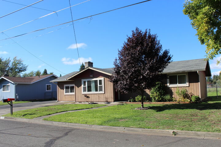 Property Photo: 1126 SW Cottonwood Street OR 97526