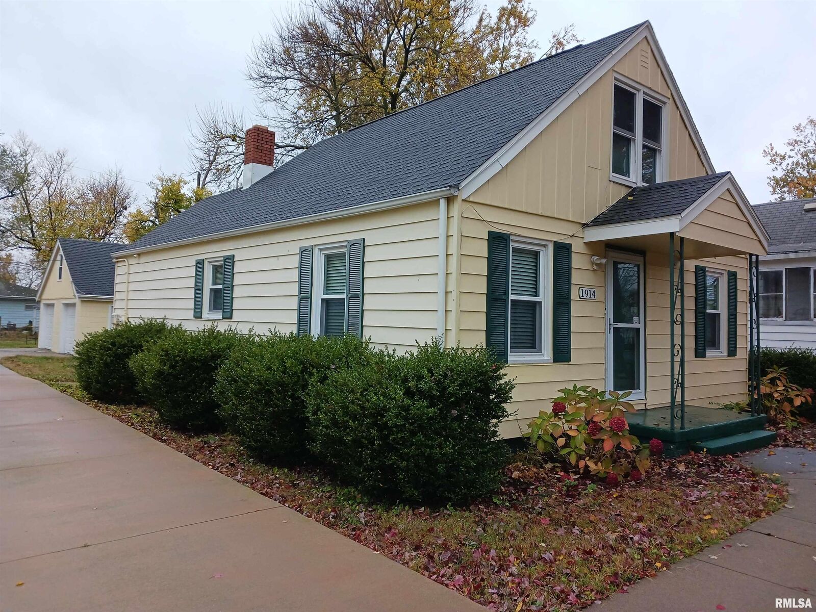 Property Photo: 1914 W Richwoods Boulevard IL 61604