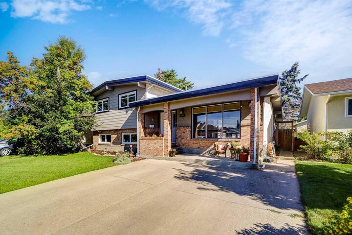 Property Photo:  1059 Lakemount Boulevard S  AB T1K 3S6 