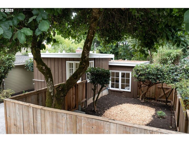 1524 SW Davenport St  Portland OR 97201 photo