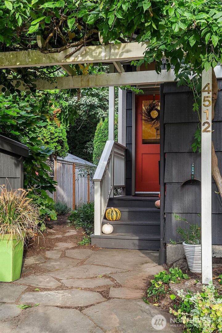 Property Photo:  4512  35th Avenue W  WA 98199 