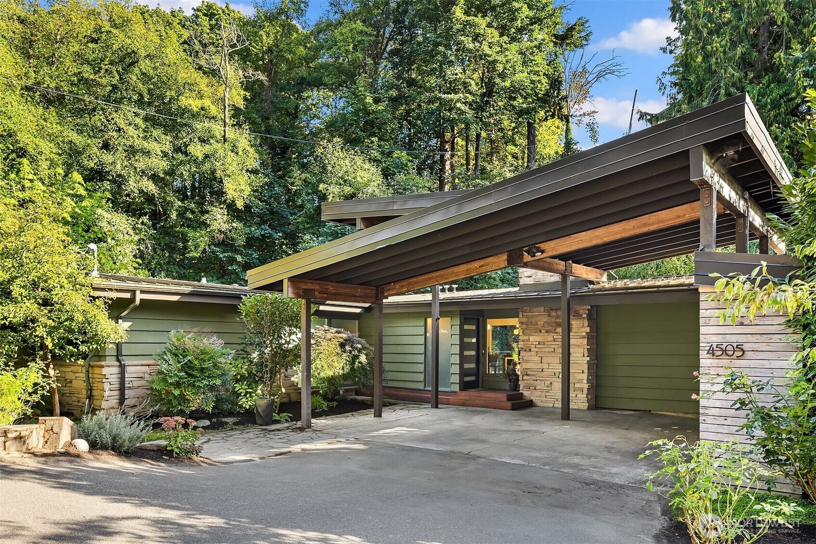 Property Photo:  4505 W Raye Street  WA 98199 