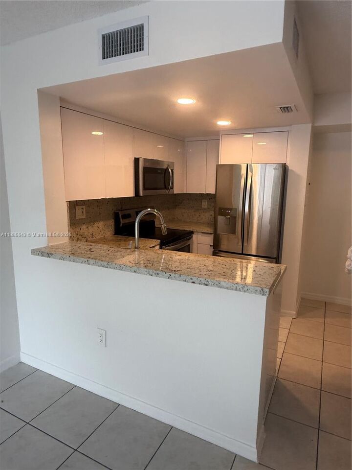 Property Photo:  