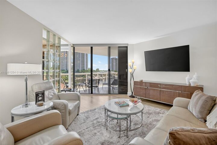 Property Photo: 3610 Yacht Club Dr 508 FL 33180