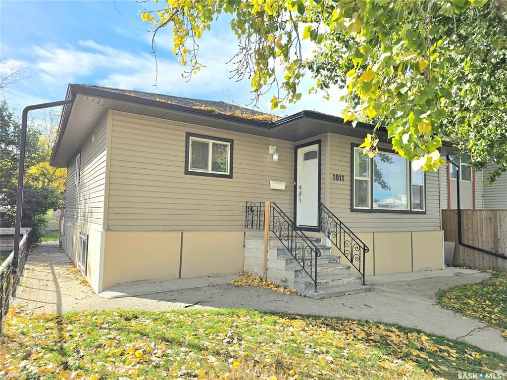 Property Photo:  1811 20th Street W  SK S7M 1A1 