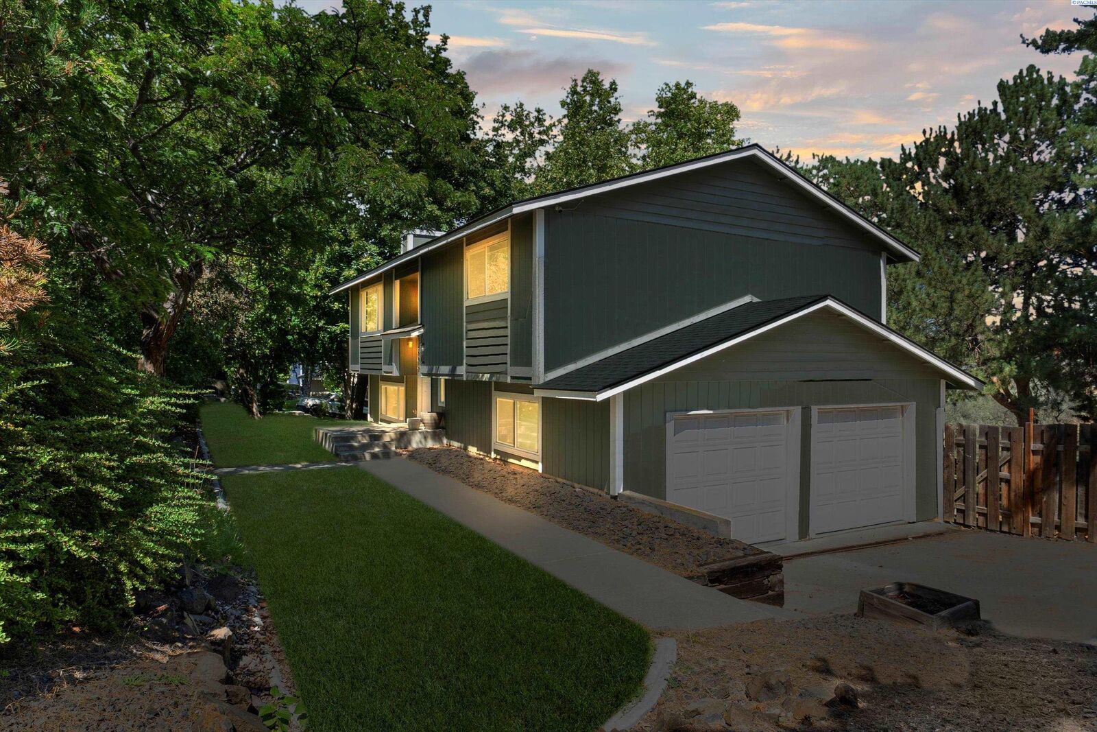 Property Photo:  1606 Amon Dr  WA 99352 