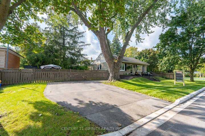 Property Photo:  43 Colonial Avenue  ON M1M 2C3 