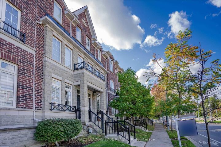 Photo de la propriété:  113 The Queensway Way N 57  ON M6S 5B6 