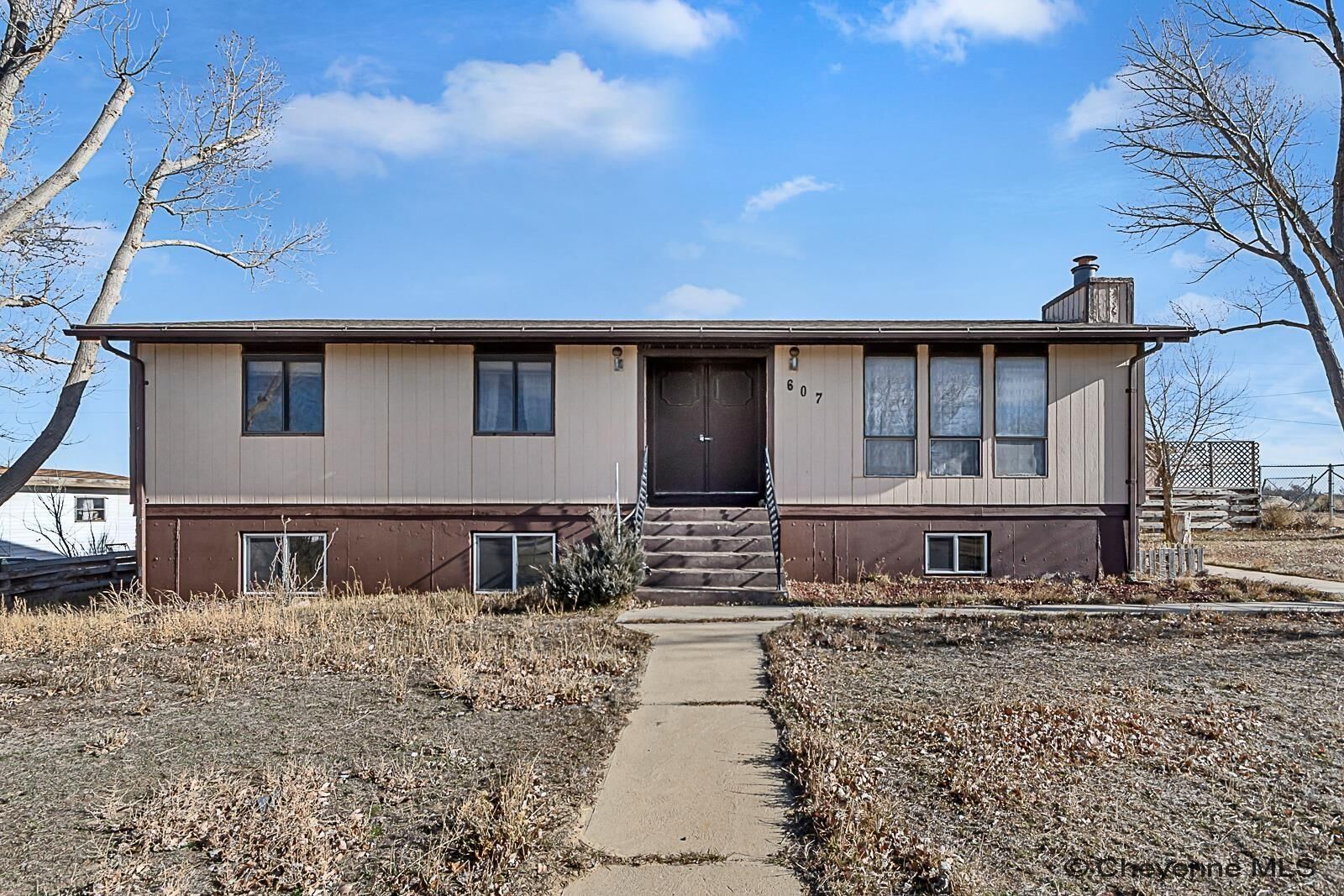 Property Photo: 607 Pine St WY 82329