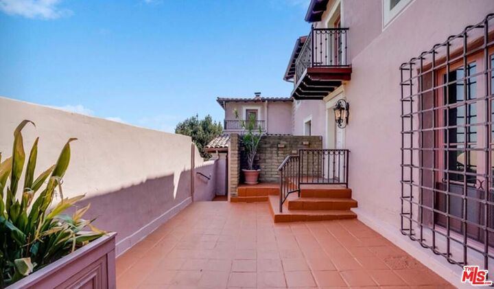 Property Photo:  3306 Waverly Dr  CA 90027 