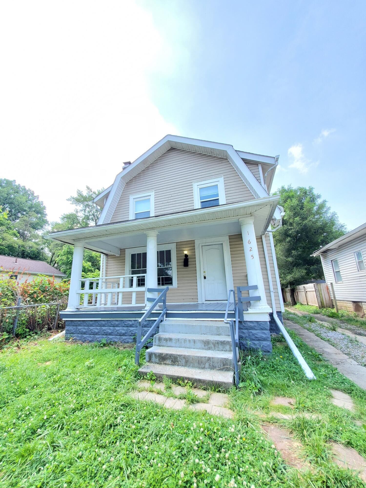 Property Photo: 1625 Kenmore Road OH 43211