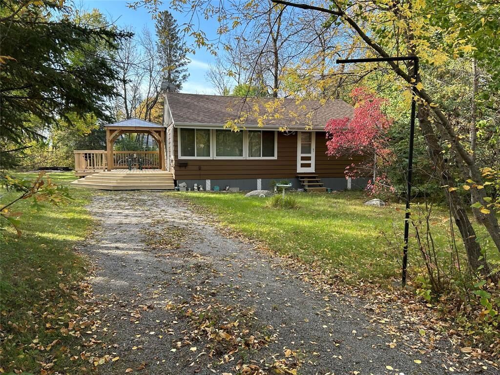 Property Photo:  8 Lawrence Boulevard  MB R0E 0B0 