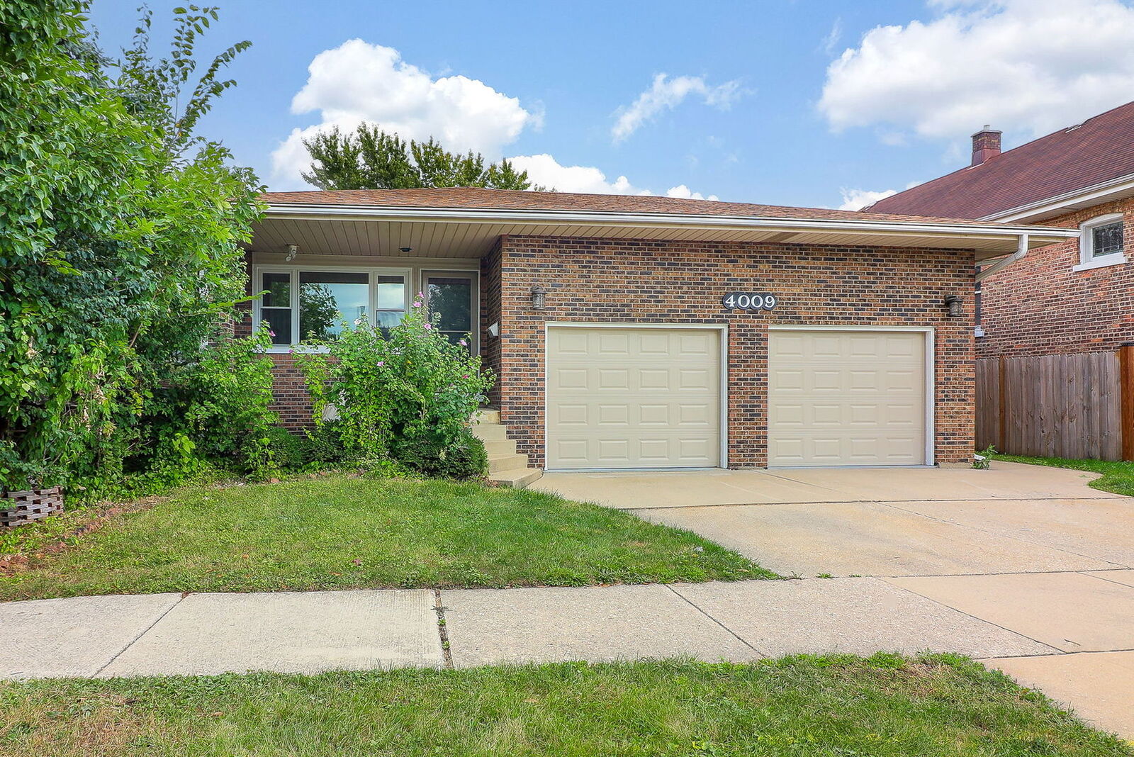 Property Photo:  4009 Forest Avenue  IL 60513 