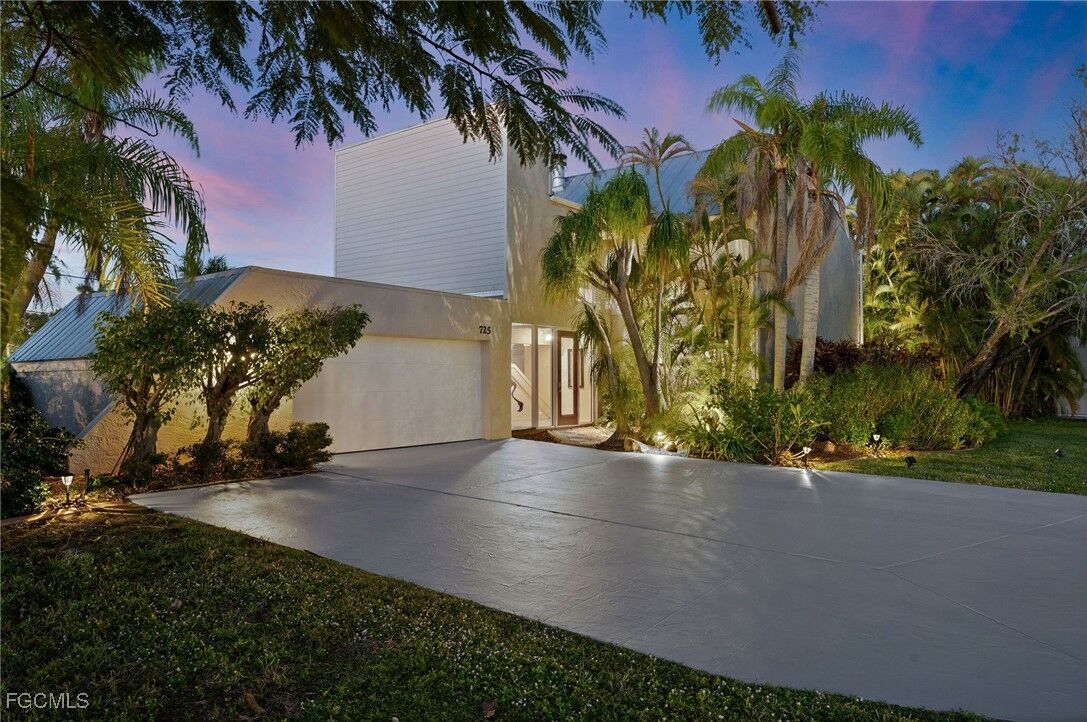 Property Photo:  725 El Dorado Parkway W  FL 33914 