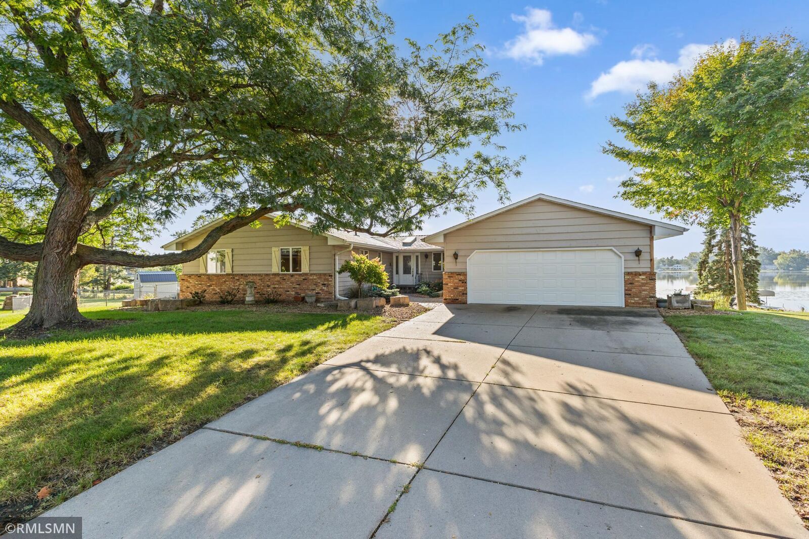 Property Photo:  998 Kohlman Court  MN 55109 