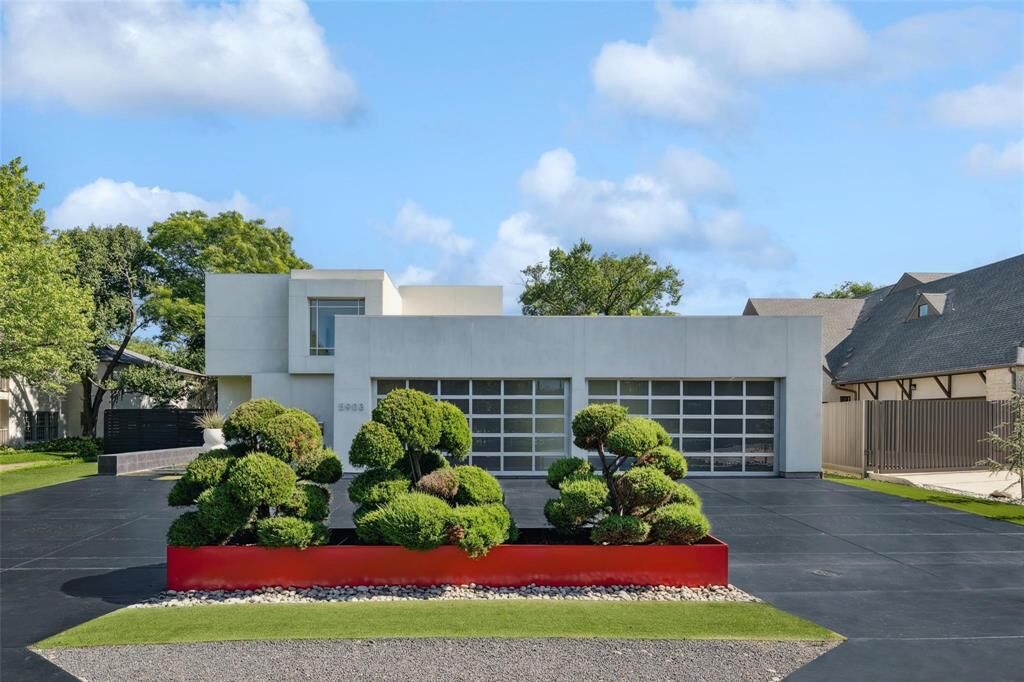 Property Photo: 5903 Lakehurst Avenue TX 75230