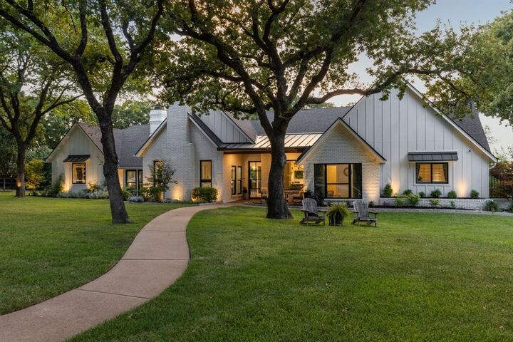 Property Photo: 1340 Meadow Glen TX 76092